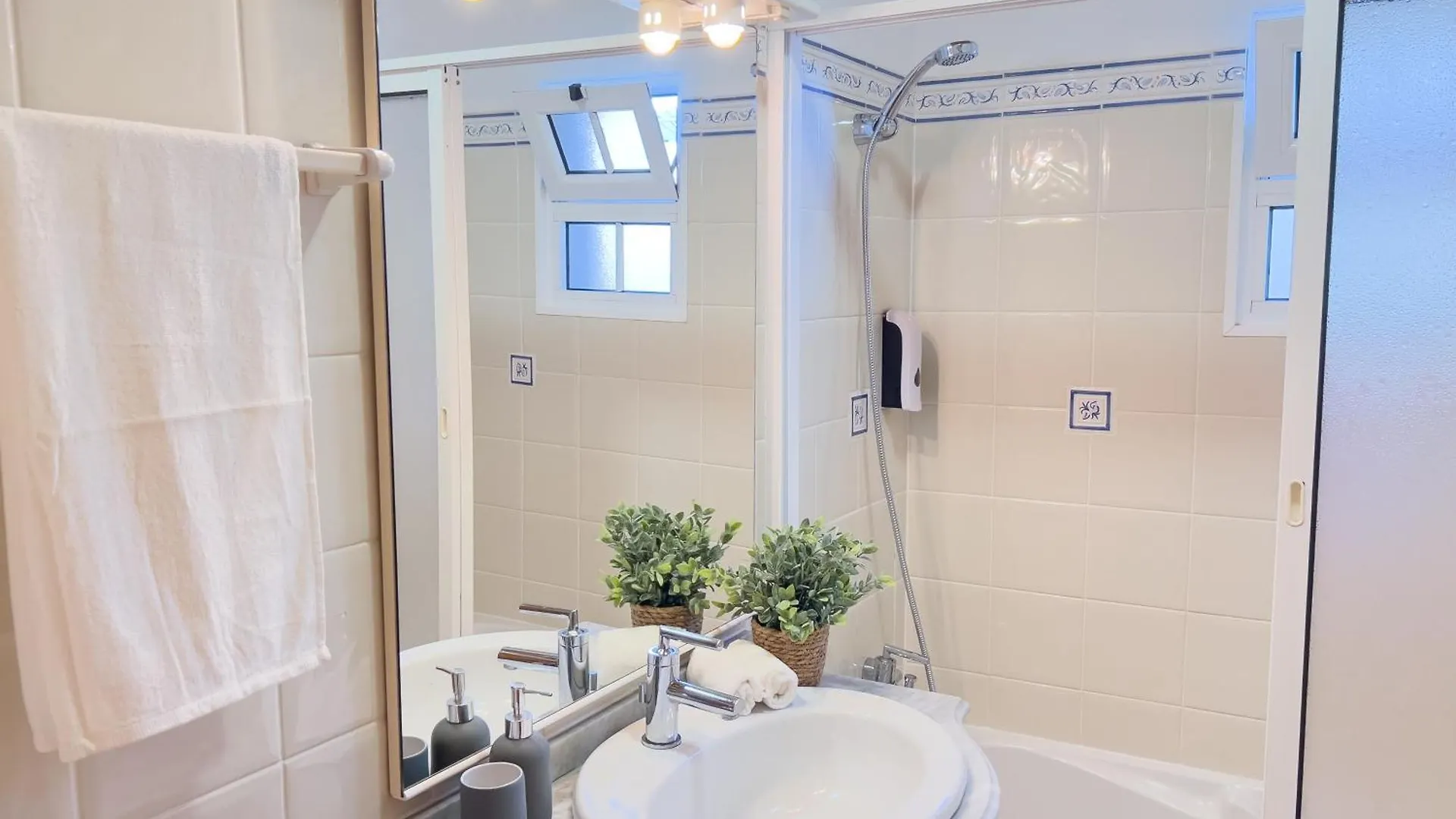 Calheta Bay View House - Family And Group Residence Arco da Calheta  Arco da Calheta (Madeira)